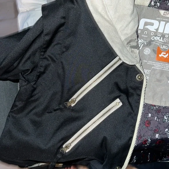 Ride snowboarding jacket 🧥 in good used condition worn 2-3 times - Picture 4 of 12